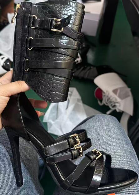 Sandal Strappy Heeled - セクシーな黒革オープントゥクロスベルトバックルストラップサンダル中空アンクルラップスティレットヒールファッションパーティーステージロングサンダル